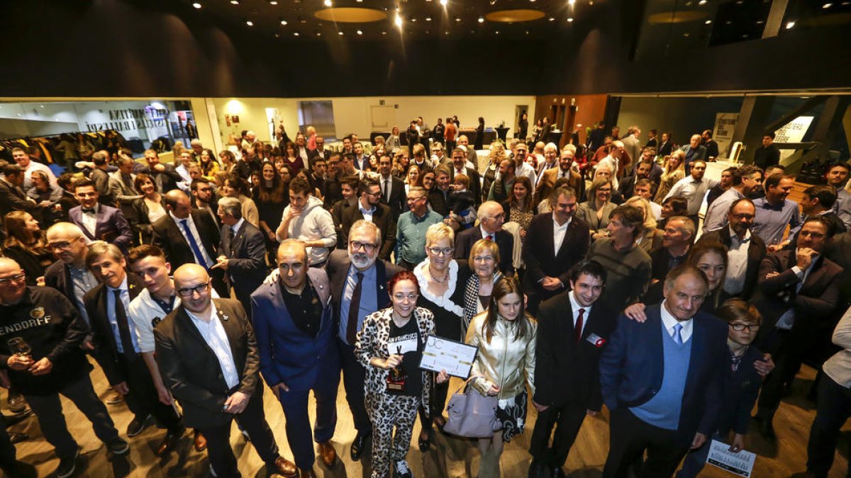 Cerca de 200 personas conmemoraron ayer el aniversario del concurso Àngel Moncusí en la Llotja. 