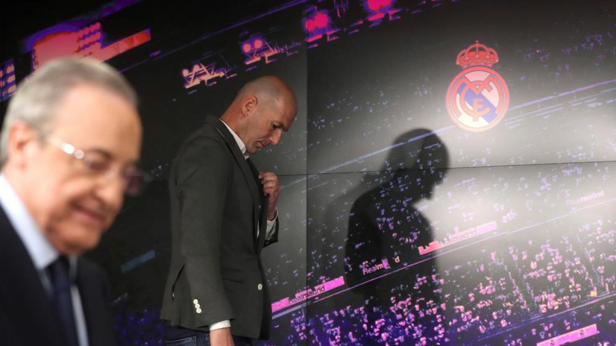 Zidane, ahir abans de la roda de premsa, amb Florentino davant.