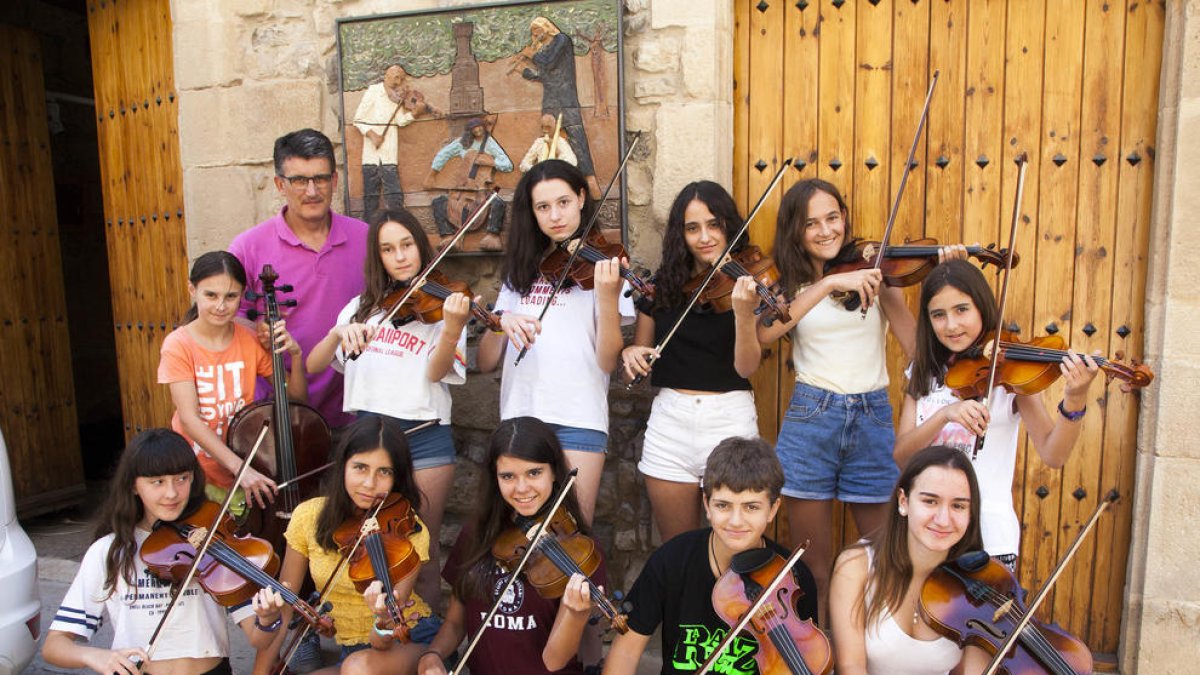 La octava edición del curso de viola que imparte cada verano el músico Eduard Boleda es este año exclusivamente femenino.