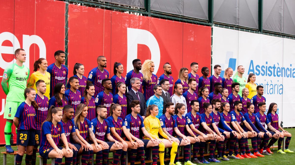 Les primeres plantilles femenina i masculina del Barça es van fer ahir la foto oficial conjunta de la temporada.