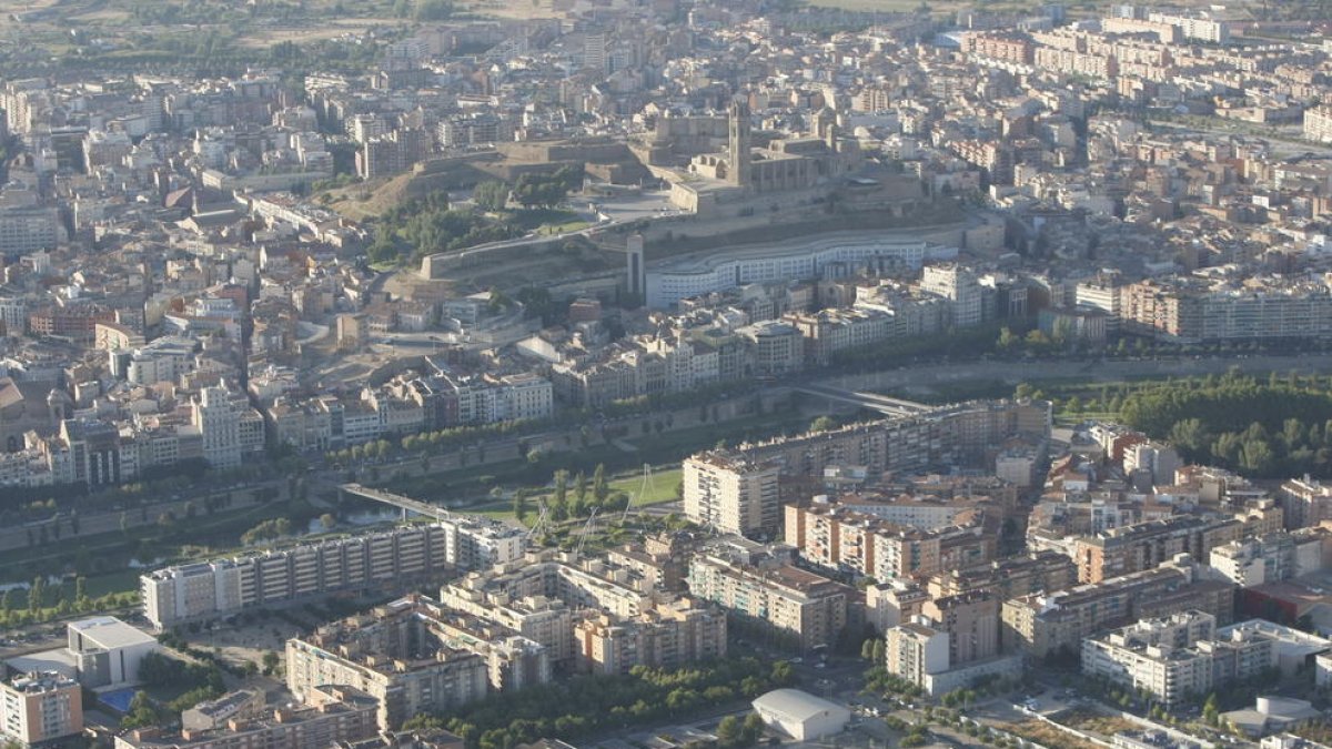 Imatge aèria de Lleida des del barri de Cappont.