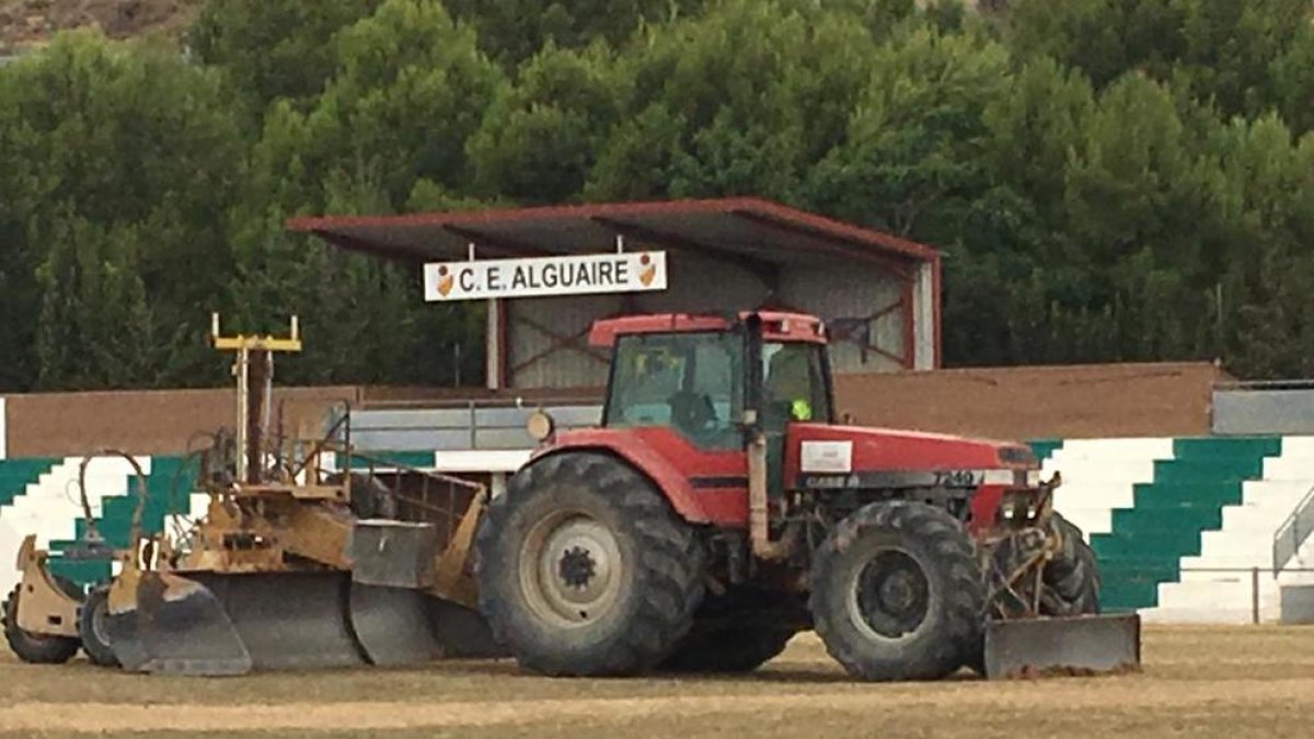 Las obras de remodelación del campo de fútbol de Alguaire. 