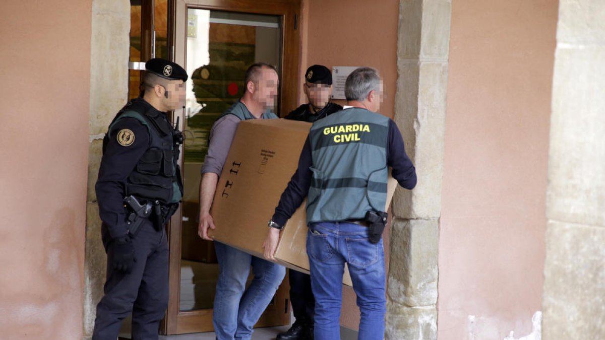 Una de les caixes amb informació que la Guàrdia Civil i la comitiva judicial es van emportar ahir de l’ajuntament d’Almacelles.
