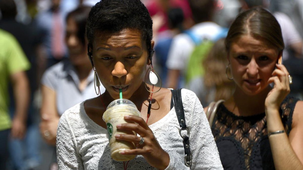 Detectan más riesgo de muerte prematura en mujeres que toman bebidas azucaradas