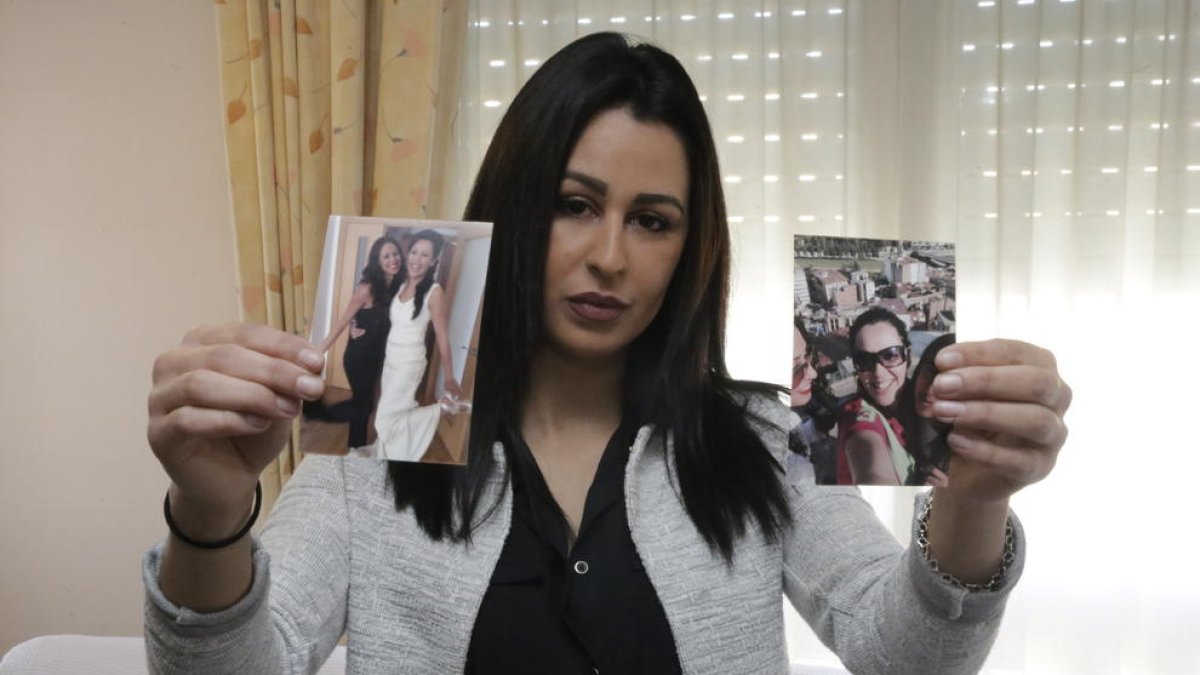 Ailham Mohamed, ahir al seu habitatge de Torrefarrera, ensenyant fotos de la seua germana Farah.