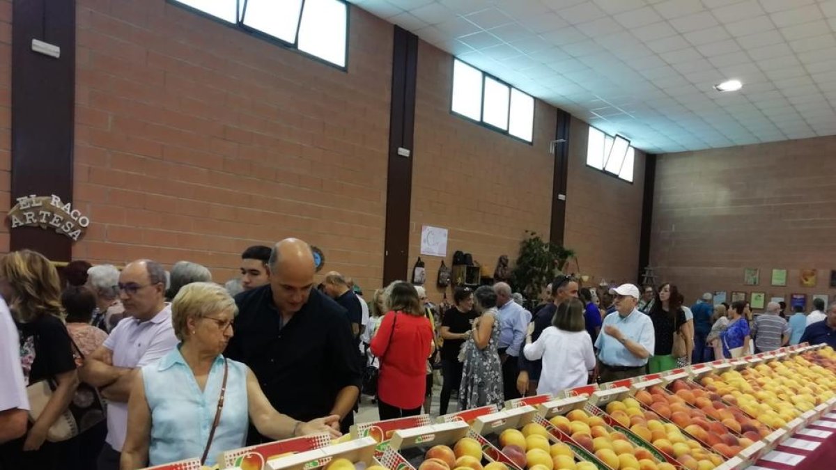 La Fira del Prèssic d’Ivars de Noguera exposa varietats de préssec de la zona.