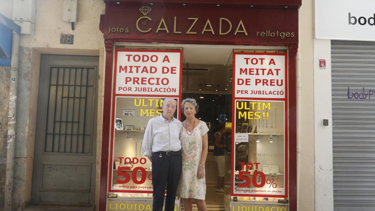 Els actuals titulars de la joieria Calzada del carrer Major, que va tancar ahir.