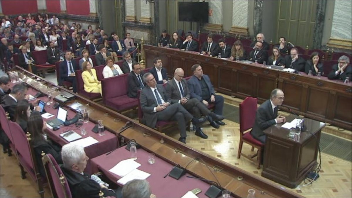 Imagen general del juicio durante el turno de palabra de Jordi Turull.