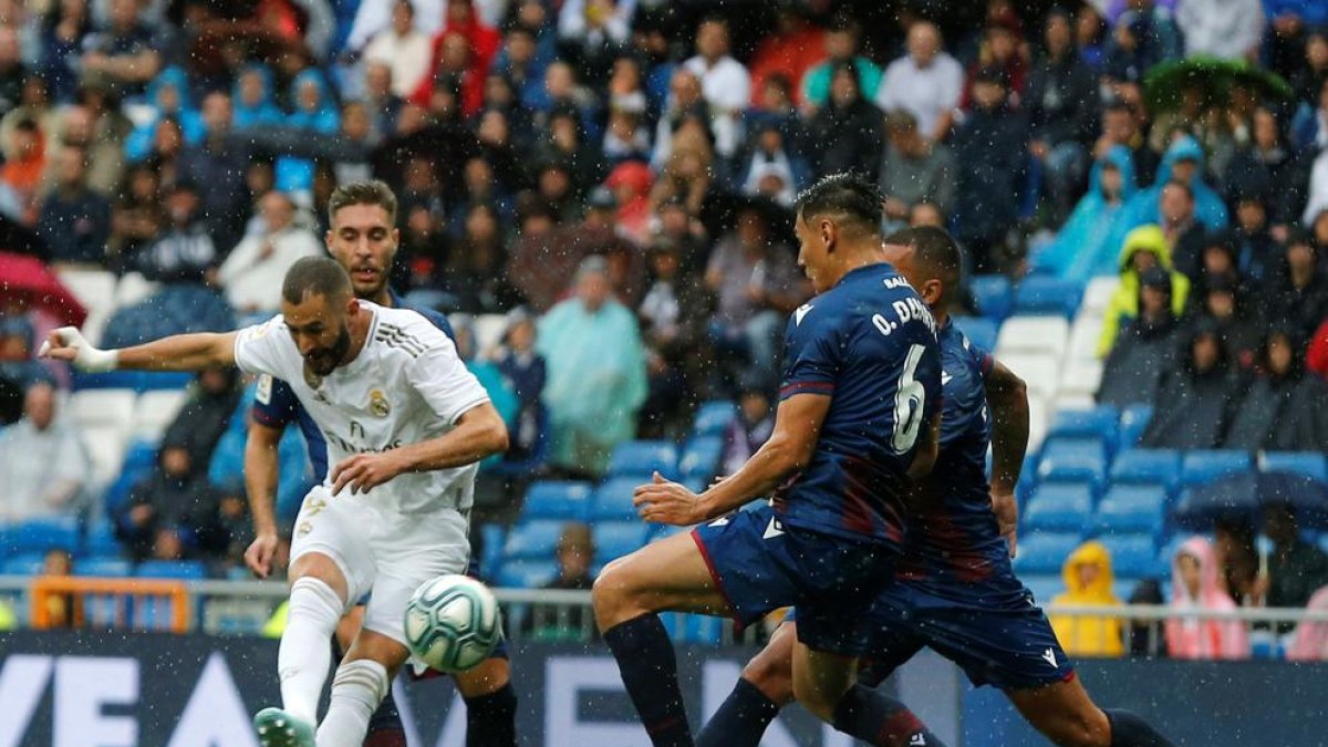 Benzema, autor de un doblete en el primer tiempo, tira a portería ayer durante el partido.