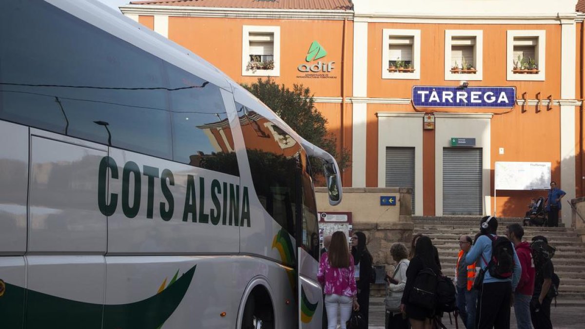 Un autocar recogió ayer en Tàrrega a los viajeros que esperaban el tren de Cervera a Lleida. 