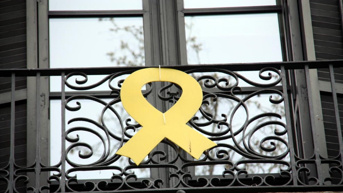 Un llaç groc a la seu del departament de Cultura de la Generalitat
