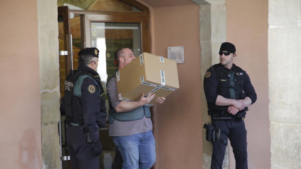La Guàrdia Civil i la comitiva judicial es van emportar unes 30 caixes.