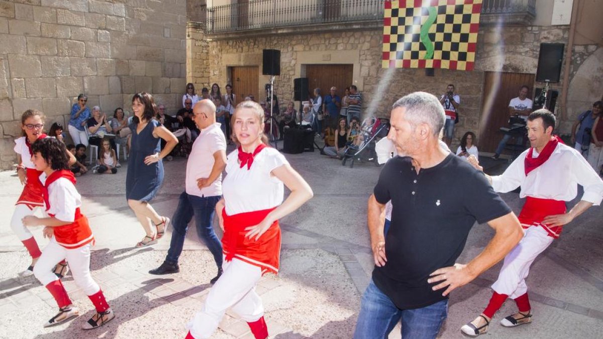 Balcells, en el Ball de l’Eixida con los Bastoners del Esbart Albada.