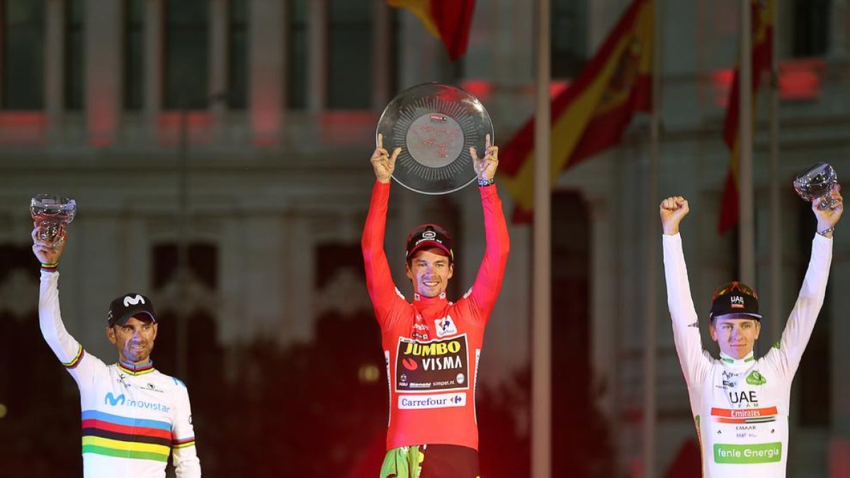 El ganador de la Vuelta 2019, Roglic, acompañado en el podio por Valverde y Pogacar.