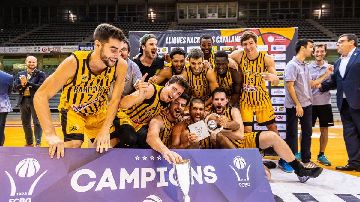 Els jugadors de l’Ilerdauto Nissan Pardinyes celebren el títol de campió al centre del Barris Nord, seu de la final.