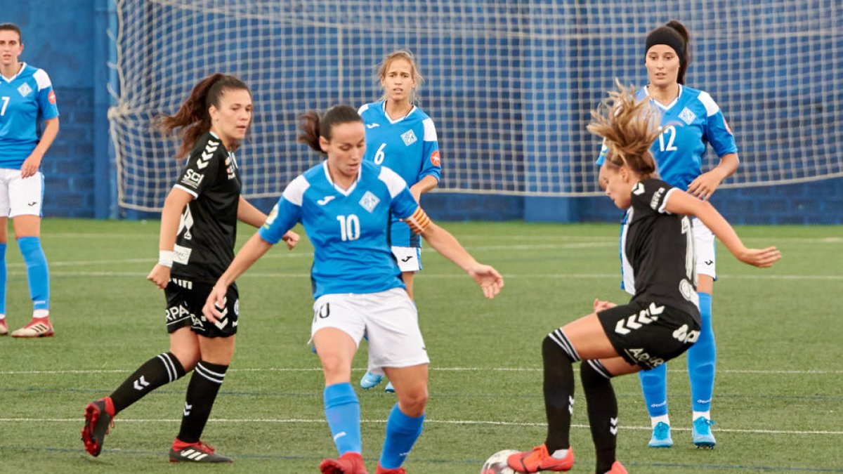 La capitana del AEM, Pixu, pugna por un balón con una rival durante el partido ante el Zaragoza.