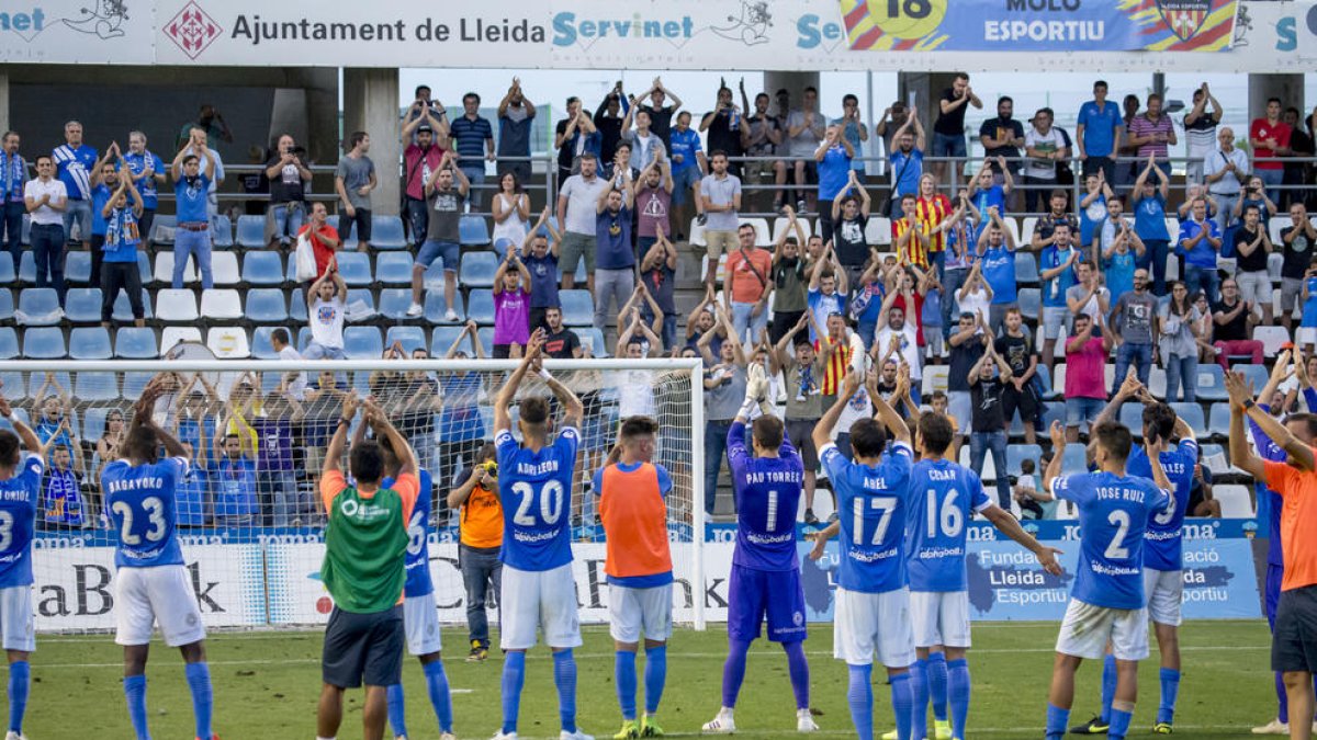 Los jugadores del Lleida hacen su ya tradicional saludo ‘a la islandesa’ a la afición del Gol Nord tras ganar al Espanyol B.