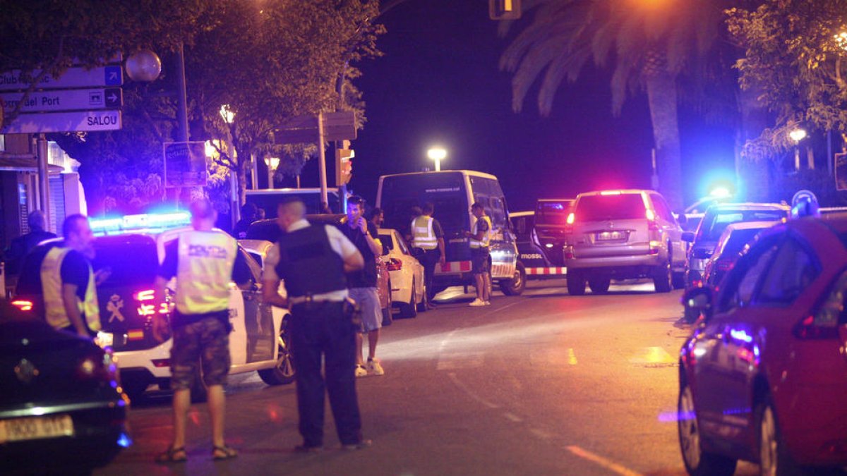 Dispositiu policial a Cambrils després de l'atac i l'acció que va acabar amb la vida dels terroristes.