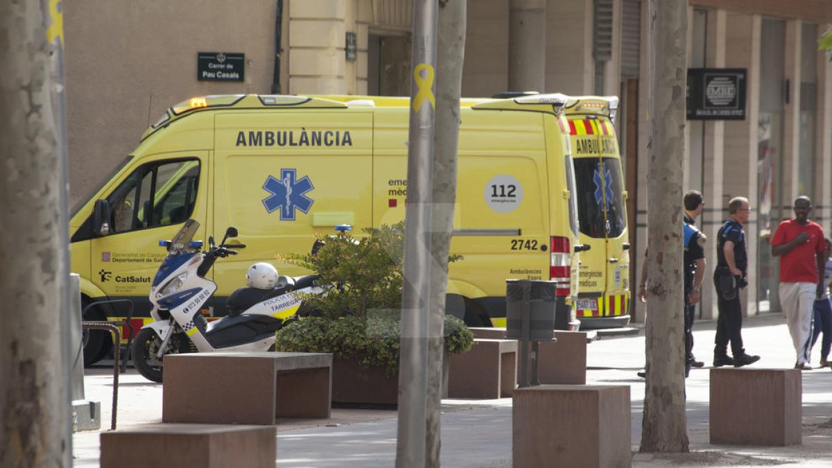 Una ambulància va traslladar l'home a l'Arnau de Vilanova.