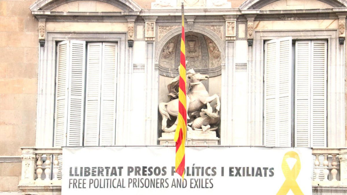 El balcón del Palau de la Generalitat, ayer, con la pancarta que pide la libertad de los presos.