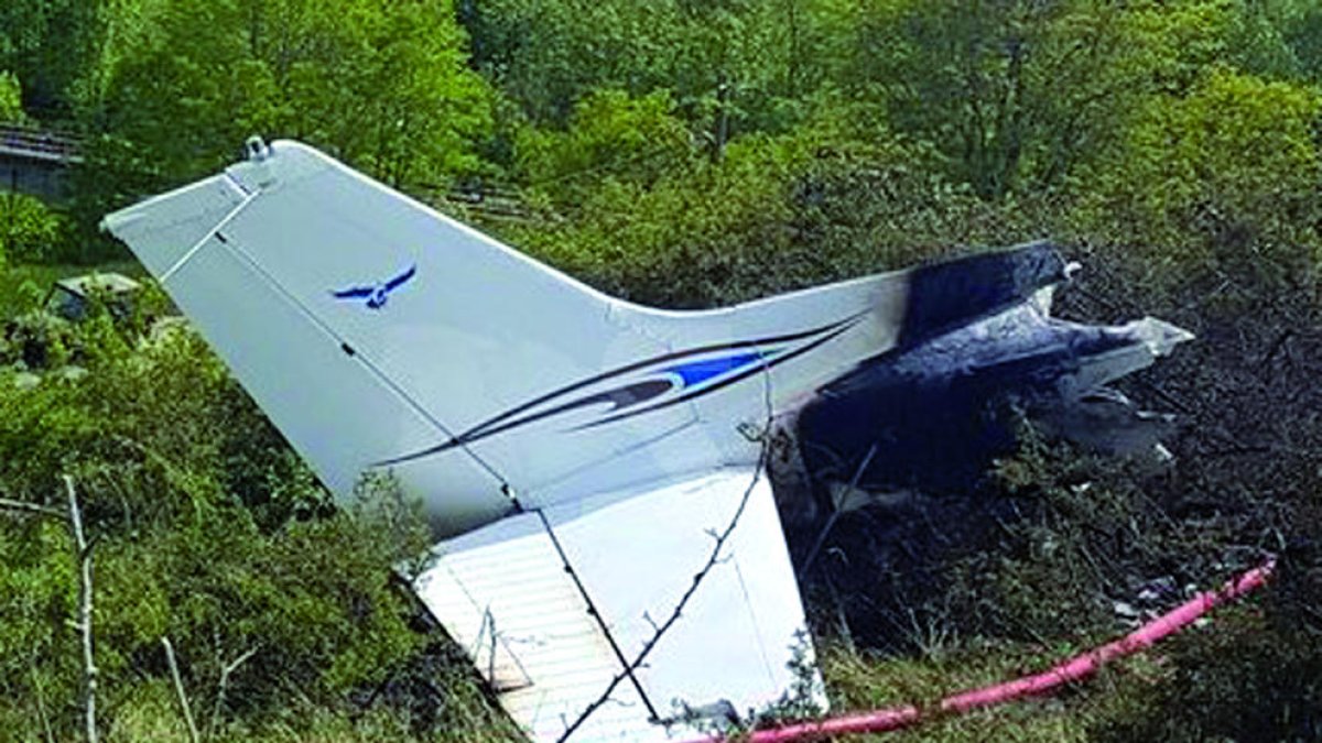 Les restes de l'avioneta sinistrada, que va quedar gairebé calcinada