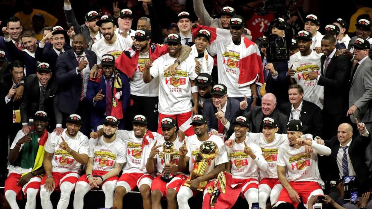 Els Toronto Raptors, amb el títol de campió de l'NBA.