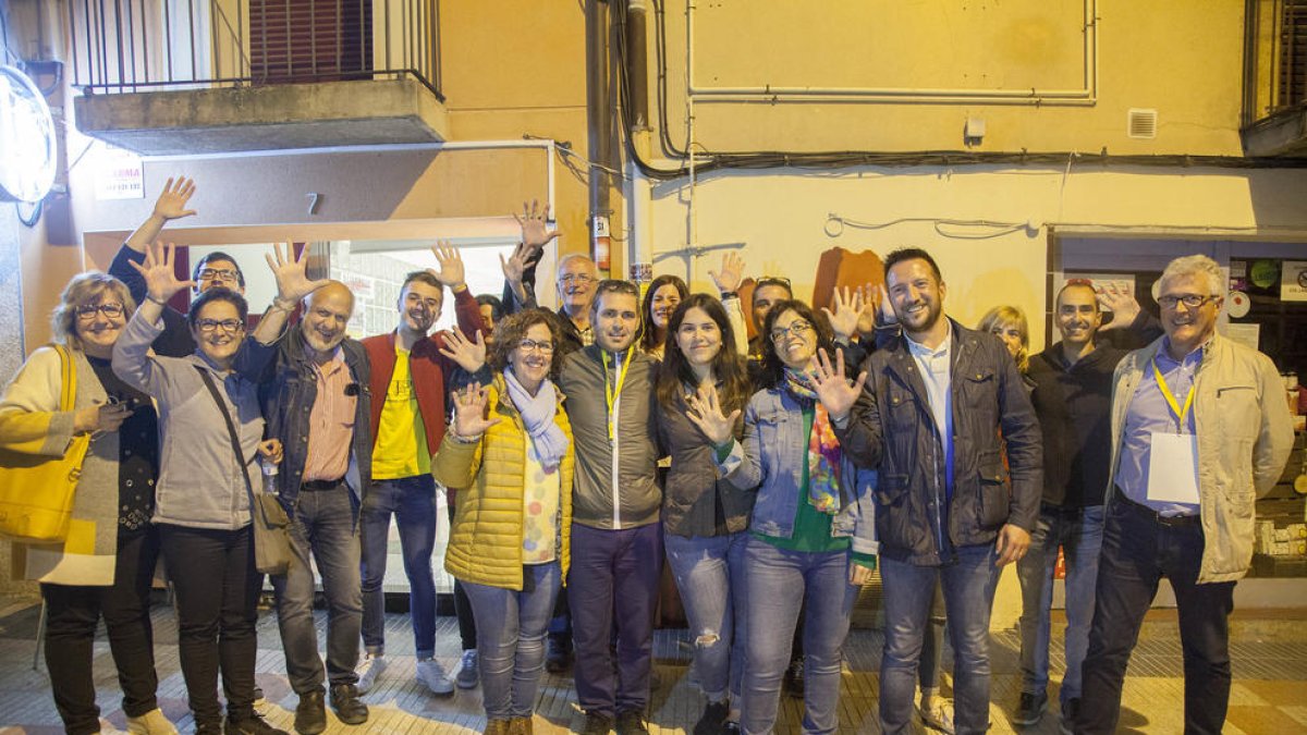 Miembros de la candidatura de ERC de Tàrrega celebrando los cinco regidores en la noche electoral.