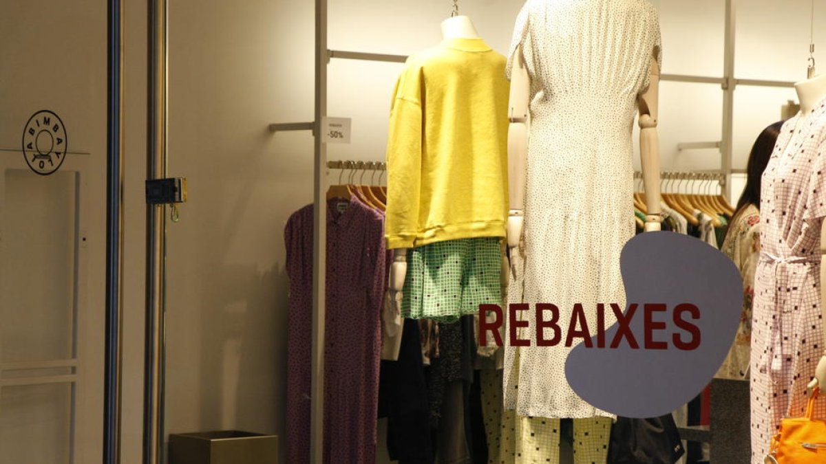 Primeras rebajas, pocas ventas  -  Algunos escaparates del Eix ya lucen carteles de rebajas y descuentos. El presidente de los comerciantes, Llorenç González, dijo que “como la ley catalana de comercio está suspendida, algunos hacen rebajas cu ...