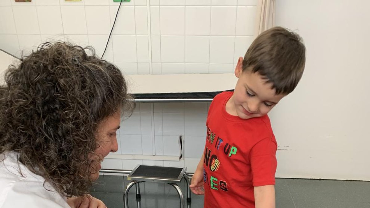 Un niño jugando con Candy en la consulta.  