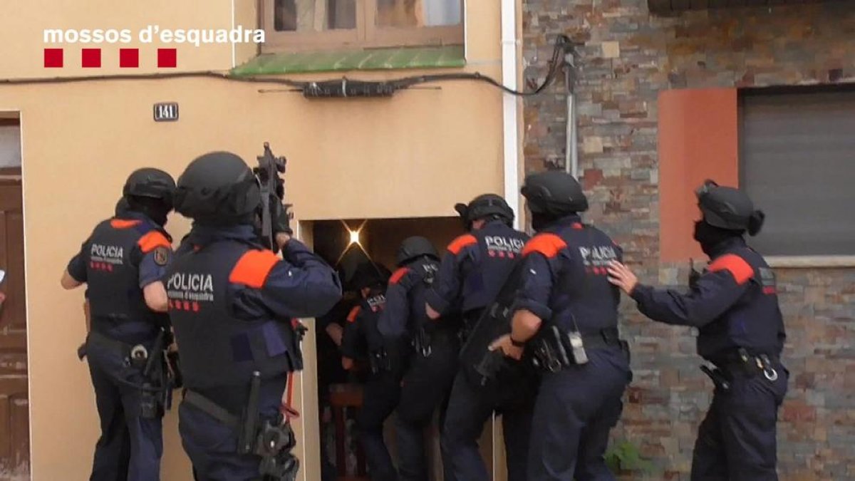 Momento de la entrada policial en la casa de los detenidos en Vilanova de Bellpuig. 