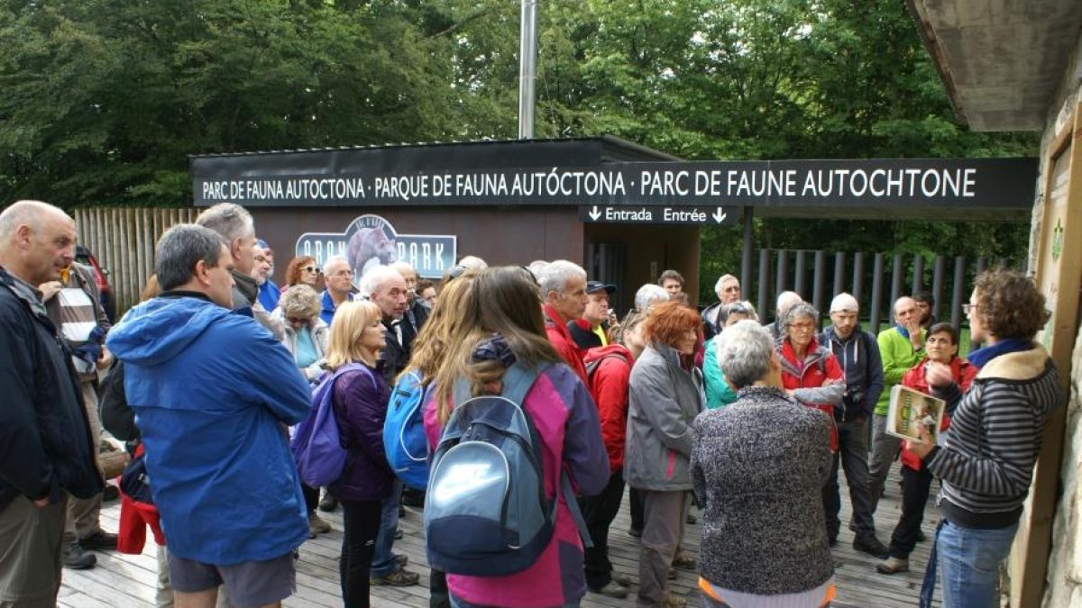 Imagen de visitantes en el parque de fauna de la Val d’Aran.