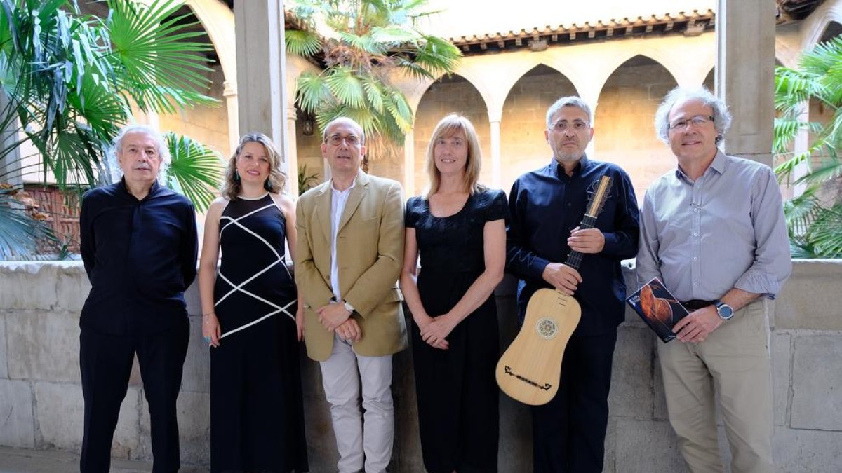 Màrius Bernadó (3º por la izquierda), junto a músicos y cantantes de La Follia Consort y Antoni Balasch.