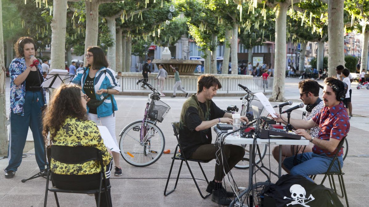 El público pudo seguir ayer por la tarde el ensayo abierto de esta obra en el Pati de Tàrrega.