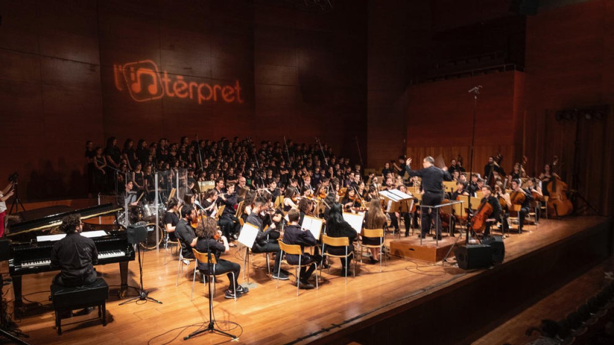 Los más de 300 alumnos de L’Intèrpret en el escenario del Auditori.