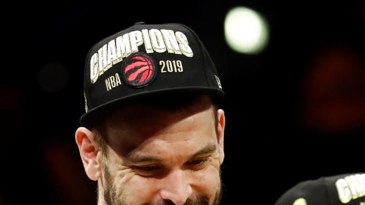 Marc Gasol, amb el trofeu de campió de l’NBA.