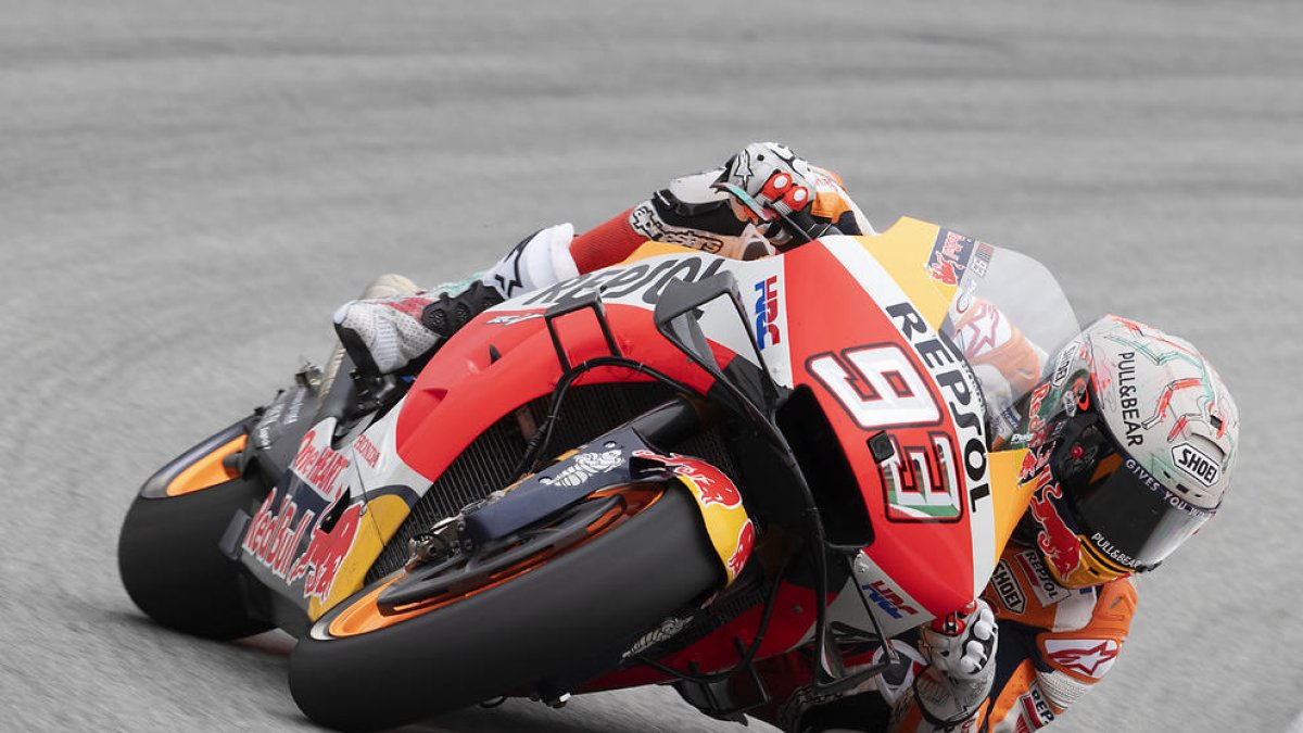 Marc, rodando ayer en Montmeló con el casco que estrena para la ocasión.