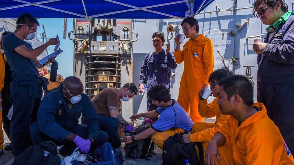 Fotografia distribuïda pels EUA que mostra mariners rescatats dels vaixells atacats.