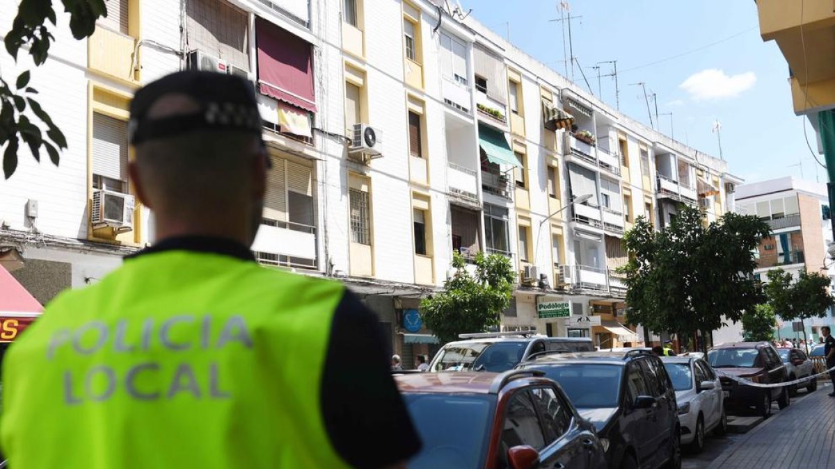 Al fondo, el edificio donde fueron hallados los cuerpos de la pareja.