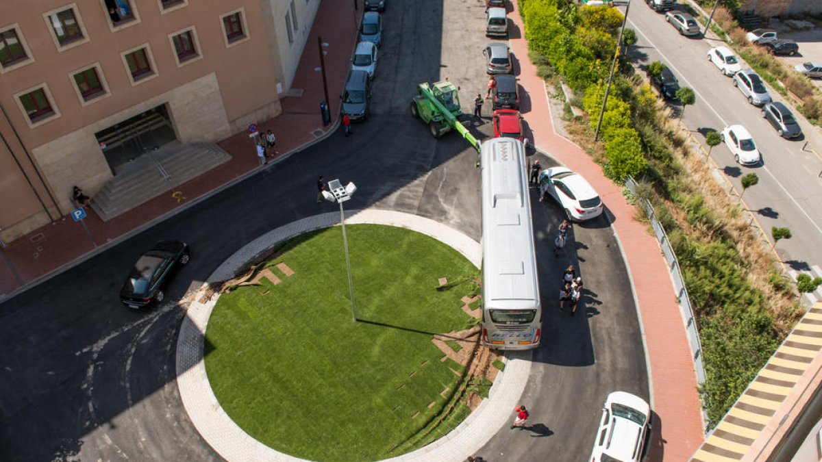 Imagen del autocar en la rotonda de Jaume Balmes. 