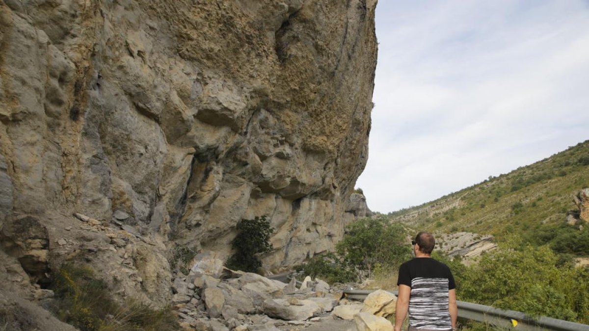 Les roques despreses que tallen la carretera d’accés a Mont-rebei.