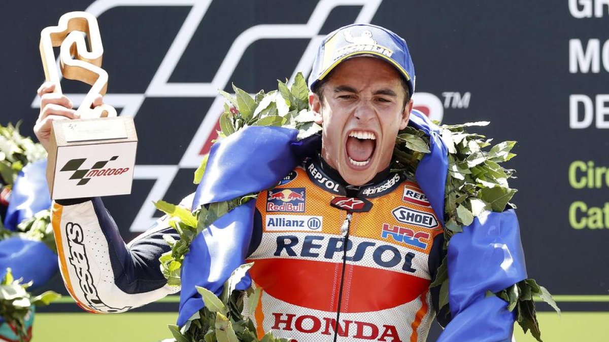 Marc y Àlex, con los trofeos que ganaron en el circuito de Montmeló.