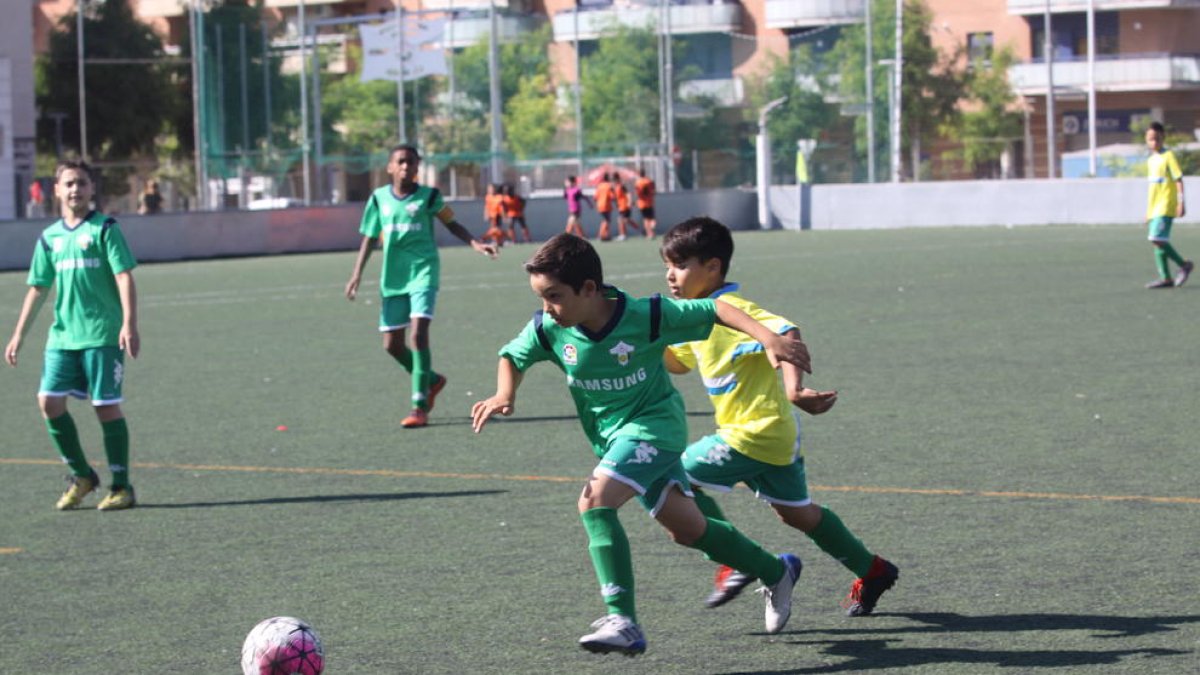 Dos jugadors es disputen una pilota en un dels partits de la Copa Valors.