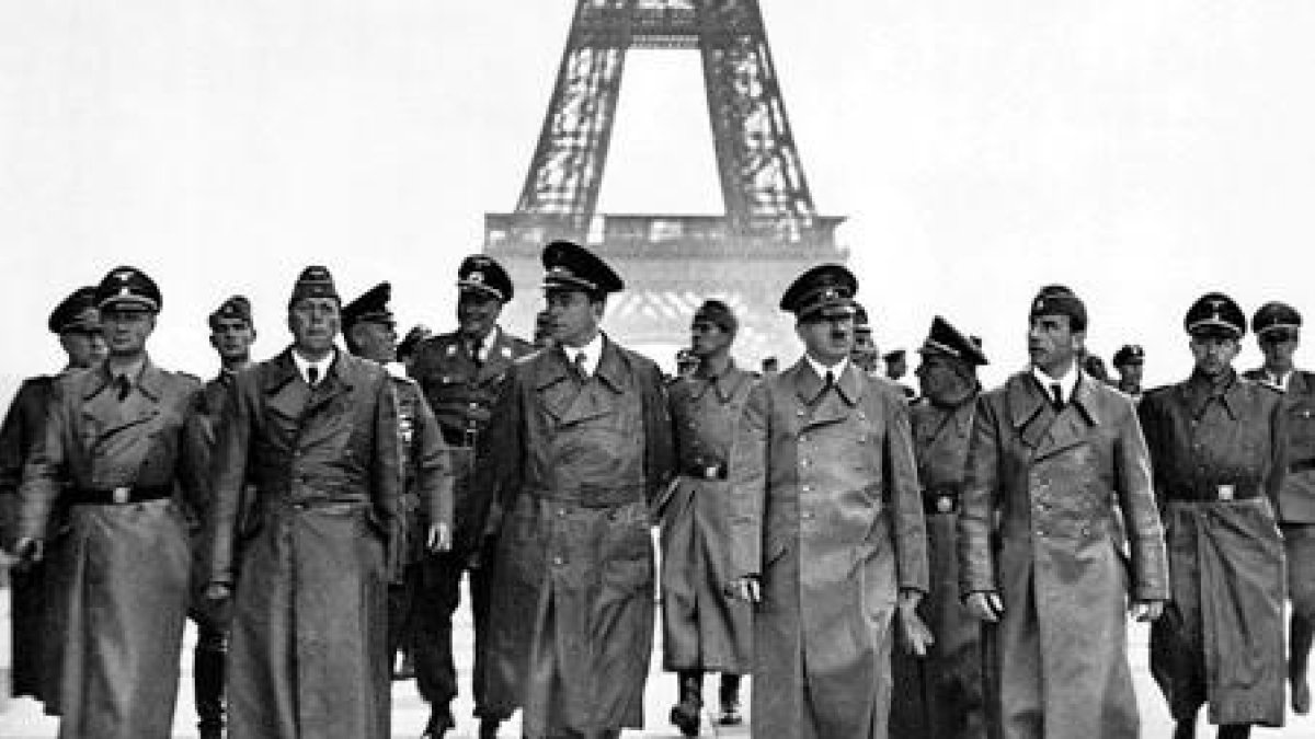 Adolf Hitler y su séquito, paseando por el entorno de la Torre Eiffel.