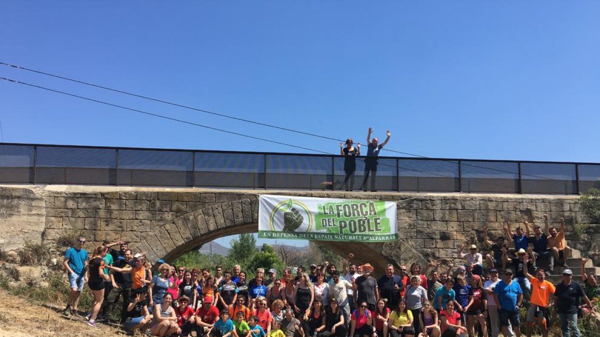 Foto de grup del centenar de veïns d’Alfarràs i voltants que van participar ahir en la iniciativa.