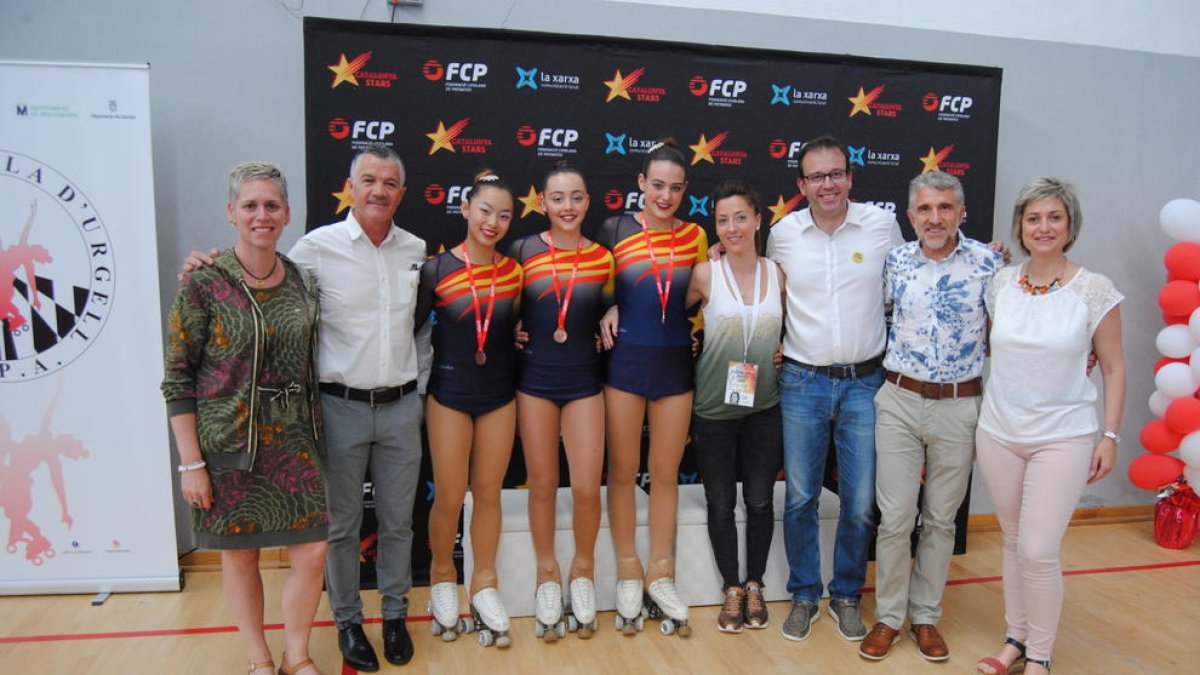 Las patinadoras del CPA Mollerussa, con su entrenadora Joana Tomé y autoridades y directivos del club.