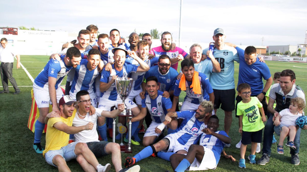 La plantilla del Torregrosa celebra el títol conquerit ahir al Complex Esportiu Antoni Palau de Torrefarrera.