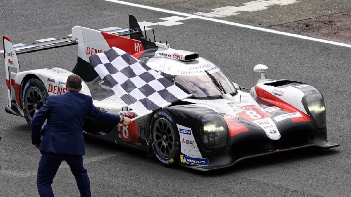 El Toyota TS050 de Fernando Alonso creua primer la meta.