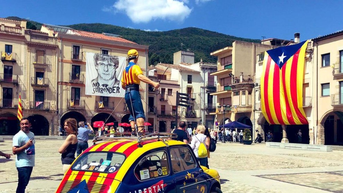 Presencia de ‘Lleidatans amb Puigdemont’ en el ‘Dinar groc’ celebrado ayer en Amer.