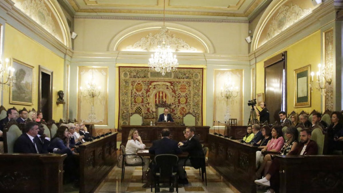 Distribución de los grupos municipales en el salón de plenos  -  En los bancos de la izquierda del salón de plenos de la Paeria, durante la investidura del alcalde se situaron los grupos del PSC (abajo), Cs y el PP (arriba) y a la derecha, ERC ( ...