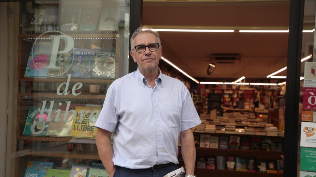 Miquel Bernal, ayer en la librería Punt de Llibre tras anunciar el cierre después de 34 años de actividad.